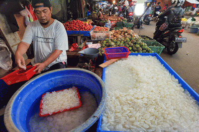 Pedagang menjajakan kolang-kaling di Pasar Kebayoran Lama, Jakarta Selatan, Senin (4/4/2022).
