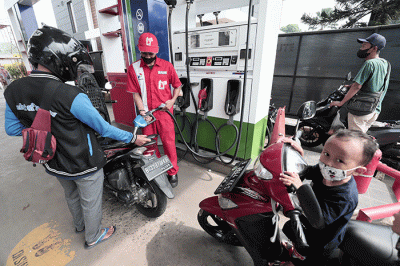 Pengendara mengisi BBM di SPBU Jalan Raya Hankam, Kota Bekasi, Jawa Barat.