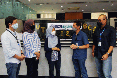 Presiden Direktur Yuli Melati Suryaningrum (Tengah) dan Direktur Lukman Hadiwijaya berkomunikasi dengan nasabah di Teller Kantor Cabang Bank BCA Syariah.