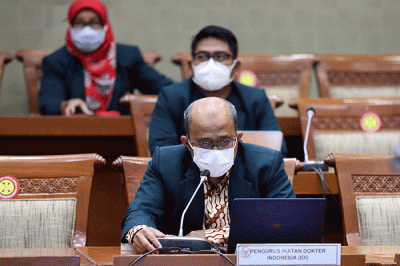Ketua Umum IDI baru periode 2022-2025 Adib Khumaidi didampingi pengurus memberikan penjelasan kepada komisi IX saat rapat dengar pendapat di Nusantara I.
