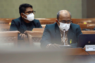 Ketua Umum IDI baru periode 2022-2025 Adib Khumaidi didampingi pengurus memberikan penjelasan kepada komisi IX saat rapat dengar pendapat di Nusantara I.