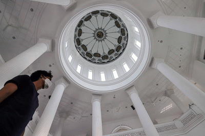 Pemandangan Masjid Ramlie Musofa di kawasan Sunter, Jakarta Utara, Selasa (5/4/2022).