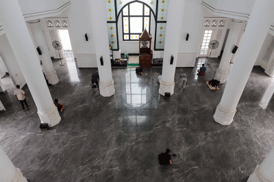 Pemandangan Masjid Ramlie Musofa di kawasan Sunter, Jakarta Utara, Selasa (5/4/2022).