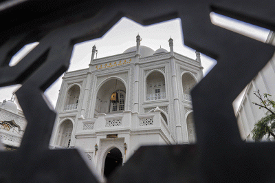 Pemandangan Masjid Ramlie Musofa di kawasan Sunter, Jakarta Utara, Selasa (5/4/2022).
