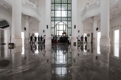 Pemandangan Masjid Ramlie Musofa di kawasan Sunter, Jakarta Utara, Selasa (5/4/2022).