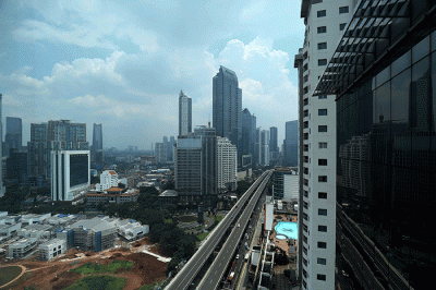 Sejumlah kendaraan bermotor melintas di Jalan Layang Non Tol (JLNT) Kampung Melayu-Tanah Abang di kawasan Casablanca, Jakarta, Selasa (5/4/2022).
