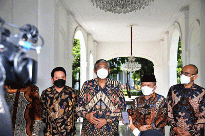 Presiden Joko Widodo menerima Panitia Seleksi Pemilihan Calon Anggota Badan Pelaksana dan Calon Anggota Dewan Pengawas Badan Pengelola Keuangan Haji.