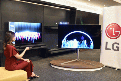 Model mencoba TV Premium LG di Jakarta, Rabu (6/4/2022).