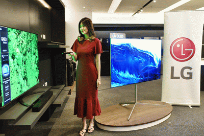 Model mencoba TV Premium LG di Jakarta, Rabu (6/4/2022).