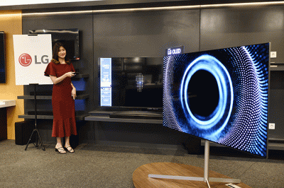 Model mencoba TV Premium LG di Jakarta, Rabu (6/4/2022).