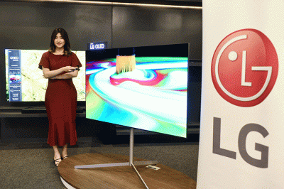 Model mencoba TV Premium LG di Jakarta, Rabu (6/4/2022).