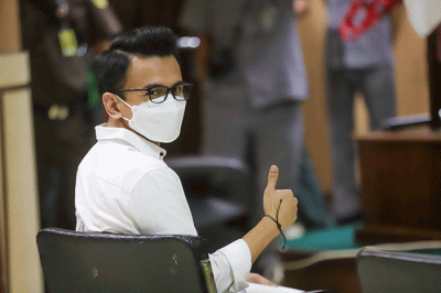 Pegiat media sosial Adam Deni saat menjalani sidang lanjutan terkait kasus dugaaan UU ITE di Pengadilan Negeri Jakarta Utara, Rabu (6/4/2022).