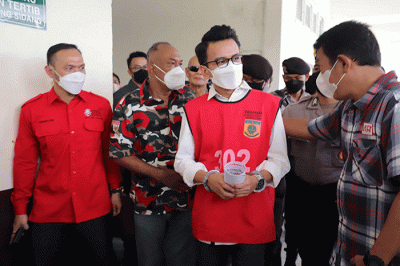 Pegiat media sosial Adam Deni saat menjalani sidang lanjutan terkait kasus dugaaan UU ITE di Pengadilan Negeri Jakarta Utara, Rabu (6/4/2022).