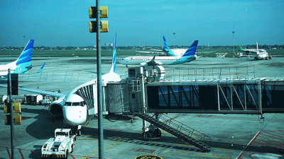 Pekerja memasukkan bagasi penumpang ke dalam Pesawat Garuda Indonesia di Bandara Soekarno Hatta, Rabu (6/4/2022).