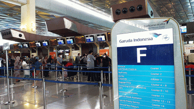 Pekerja memasukkan bagasi penumpang ke dalam Pesawat Garuda Indonesia di Bandara Soekarno Hatta, Rabu (6/4/2022).