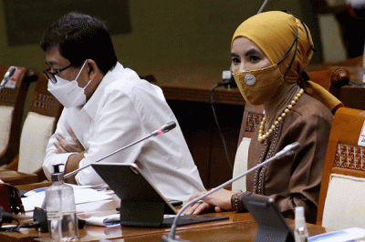 Direktur Utama PT Pertamina (Persero) Nicke Widyawati (tengah) mengikuti rapat kerja dengan Komisi VII DPR di Kompleks Parlemen, Senayan.
