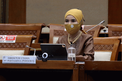 Direktur Utama PT Pertamina (Persero) Nicke Widyawati (tengah) mengikuti rapat kerja dengan Komisi VII DPR di Kompleks Parlemen, Senayan.