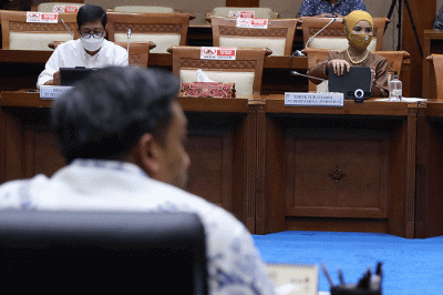Direktur Utama PT Pertamina (Persero) Nicke Widyawati (tengah) mengikuti rapat kerja dengan Komisi VII DPR di Kompleks Parlemen, Senayan.