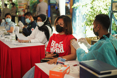 Petugas saat memberikan suntikan dosis Vaksinasi Booster di Pasar Induk Kramat Jati, Jakarta Timur, Rabu (6/4/2022).