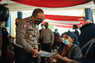 Petugas saat memberikan suntikan dosis Vaksinasi Booster di Pasar Induk Kramat Jati, Jakarta Timur, Rabu (6/4/2022).