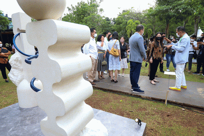 Wakil Menteri Pariwisata dan Ekonomi Kreatif, Angela Tanoesoedibjo meresmikan perhelatan Art Jakarta Gardens 2022 di Hutan Kota Plataran, Jakarta Selatan.
