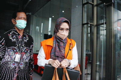 Terdakwa Bupati Probolinggo nonaktif, Puput Tantriana Sari usai menjalani sidang lanjutan yang digelar secara Virtual di Gedung KPK Merah Putih, Jakarta.