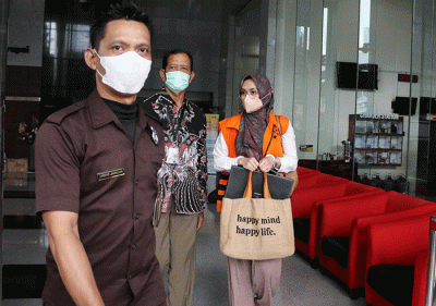 Terdakwa Bupati Probolinggo nonaktif, Puput Tantriana Sari usai menjalani sidang lanjutan yang digelar secara Virtual di Gedung KPK Merah Putih, Jakarta.