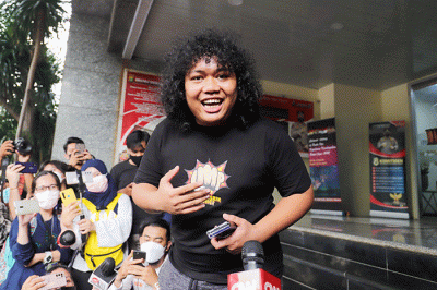 Komika Marshel Widianto saat memeberikan keterangan kepada wartawan terkait kasus konten pornografi Ayu Dewanti atau yang dikenal Dea OnlyFans.