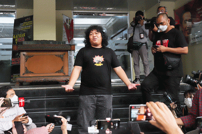Komika Marshel Widianto saat memeberikan keterangan kepada wartawan terkait kasus konten pornografi Ayu Dewanti atau yang dikenal Dea OnlyFans.