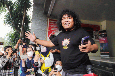 Komika Marshel Widianto saat memeberikan keterangan kepada wartawan terkait kasus konten pornografi Ayu Dewanti atau yang dikenal Dea OnlyFans.