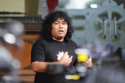 Komika Marshel Widianto saat memeberikan keterangan kepada wartawan terkait kasus konten pornografi Ayu Dewanti atau yang dikenal Dea OnlyFans.