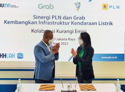 General Manager PLN UID Jakarta Raya, Doddy B. Pangaribuan (kiri) bersama Direktur PT Sepeda Untuk Indonesia Iki Sari Dewi mengganti bateri untuk motor listrik.