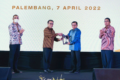 Direktur Utama SIG, Donny Arsal (kiri) menyerahkan Alat Pelindung Diri sebagai tanda dimulainya pelatihan untuk tenaga konstruksi.