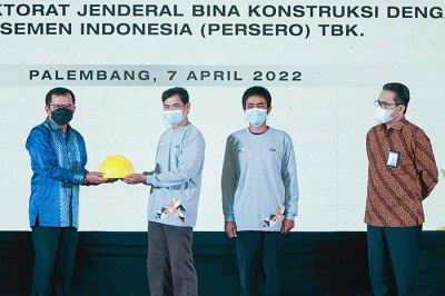 Direktur Utama SIG, Donny Arsal (kiri) menyerahkan Alat Pelindung Diri sebagai tanda dimulainya pelatihan untuk tenaga konstruksi.