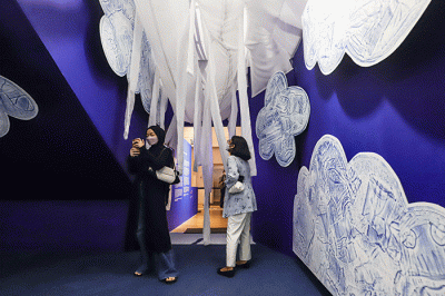 Pengunjung melakukan swafoto dengan latar belakang pameran instalasi seni grafis Kembara Biru di Museum Macan, Jakarta Barat, Rabu (6/4/2022).