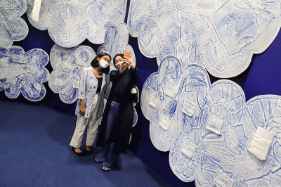 Pengunjung melakukan swafoto dengan latar belakang pameran instalasi seni grafis Kembara Biru di Museum Macan, Jakarta Barat, Rabu (6/4/2022).