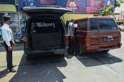 Direktorat Reserse Kriminal Khusus (Ditreskrimsus) Polda Sumsel menangkap 5 tersangka dari dua kasus penimbunan Bahan Bakar Minyak (BBM) jenis Solar bersubsidi.