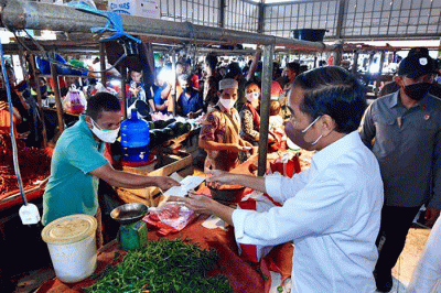 Presiden Joko Widodo didampingi Ibu Negara Iriana Joko Widodo berbincang dengan pedagang makanan saat kunjungan kerja ke Pasar Modern Angso Duo di Jambi.