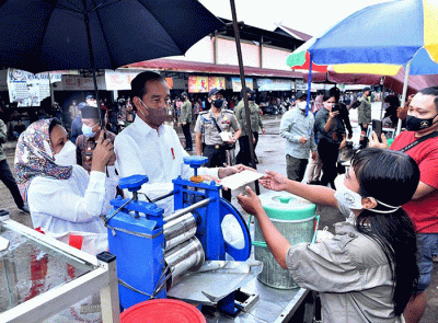 Presiden Joko Widodo didampingi Ibu Negara Iriana Joko Widodo berbincang dengan pedagang makanan saat kunjungan kerja ke Pasar Modern Angso Duo di Jambi.