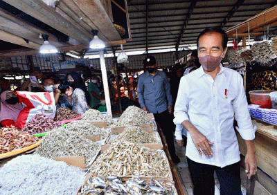 Presiden Joko Widodo didampingi Ibu Negara Iriana Joko Widodo berbincang dengan pedagang makanan saat kunjungan kerja ke Pasar Modern Angso Duo di Jambi.