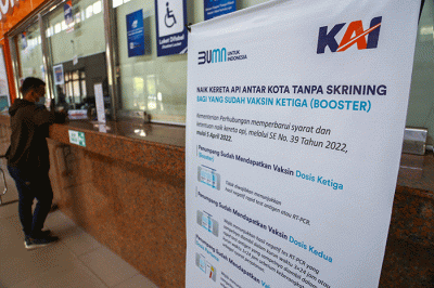 Gubernur Sumsel Herman Deru meninjau infrastruktur Stasiun Kereta Api Kertapati, Palembang, Jumat (8/4/2022).