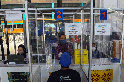 Gubernur Sumsel Herman Deru meninjau infrastruktur Stasiun Kereta Api Kertapati, Palembang, Jumat (8/4/2022).