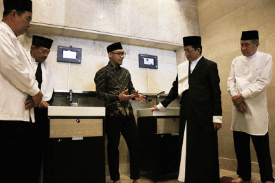 Serah terima hibah Kohler Rivletr Cabinet di Masjid Istiqlal, Jakarta, Jumat (8/4/2022).