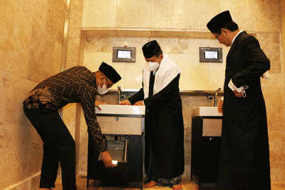 Serah terima hibah Kohler Rivletr Cabinet di Masjid Istiqlal, Jakarta, Jumat (8/4/2022).