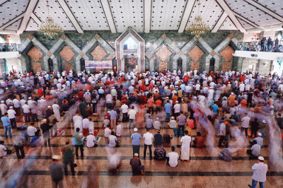 Sejumlah umat muslim menjalankan ibadah Shalat Jumat perdana bulan Ramadhan di Masjid Al Markaz Al Islami, Makassar, Sulawesi Selatan, Jumat (8/4/2022).