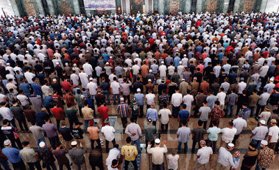 Sejumlah umat muslim menjalankan ibadah Shalat Jumat perdana bulan Ramadhan di Masjid Al Markaz Al Islami, Makassar, Sulawesi Selatan, Jumat (8/4/2022).