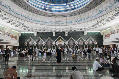 Masjid At-Tin tampak dari depan yang bergaya arsitektur Turki di Jalan Raya Taman Mini, Jakarta Timur, Jumat (8/4/2022).