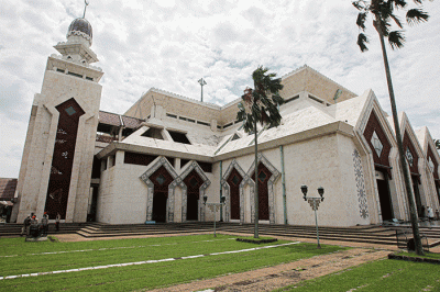 Masjid At-Tin tampak dari depan yang bergaya arsitektur Turki di Jalan Raya Taman Mini, Jakarta Timur, Jumat (8/4/2022).