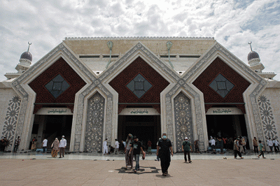 Masjid At-Tin tampak dari depan yang bergaya arsitektur Turki di Jalan Raya Taman Mini, Jakarta Timur, Jumat (8/4/2022).