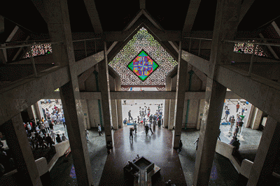 Masjid At-Tin tampak dari depan yang bergaya arsitektur Turki di Jalan Raya Taman Mini, Jakarta Timur, Jumat (8/4/2022).